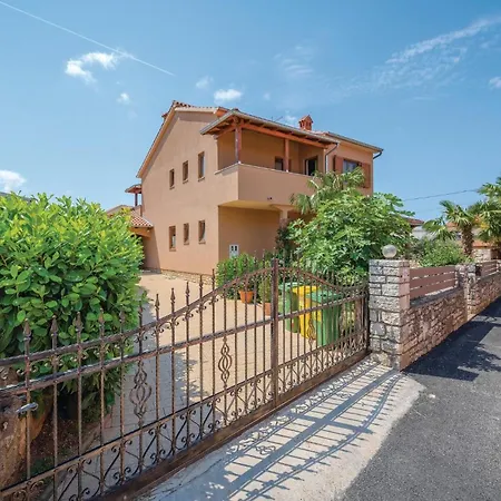 3 Bedroom Lovely In Rovinj