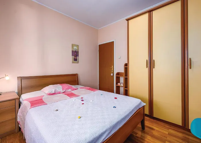 3 Bedroom Lovely In Апартаменты