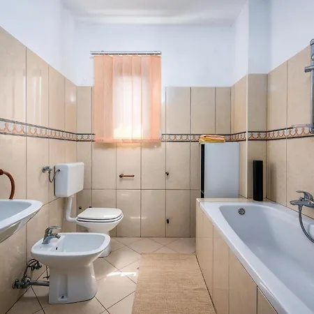 3 Bedroom Lovely In Appartamento Rovigno