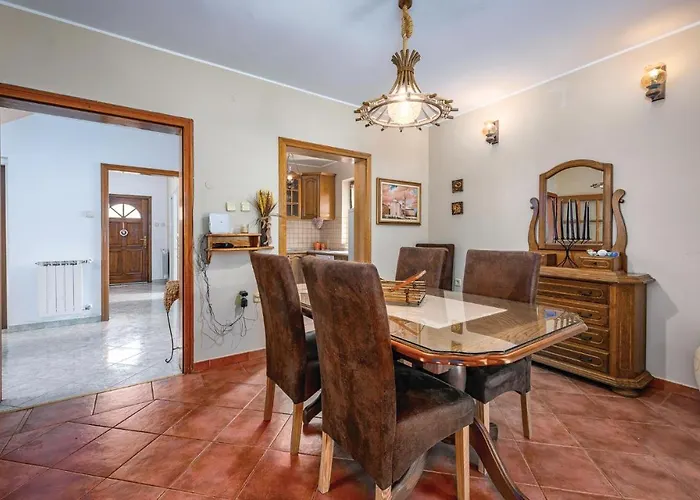公寓 3 Bedroom Lovely In 罗维尼