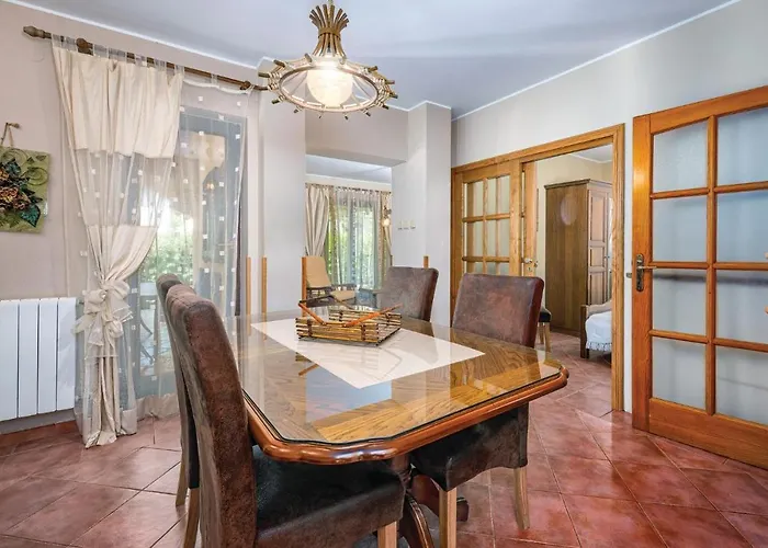 3 Bedroom Lovely In * 罗维尼