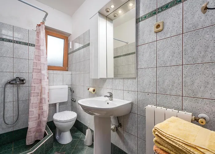 3 Bedroom Lovely In 罗维尼