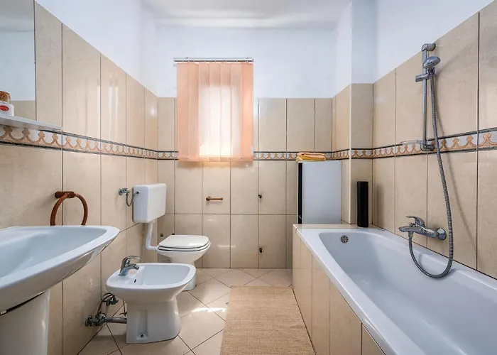 3 Bedroom Lovely In 公寓 罗维尼