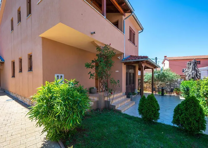 3 Bedroom Lovely In 公寓 罗维尼