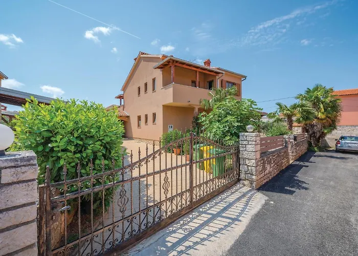3 Bedroom Lovely In 罗维尼