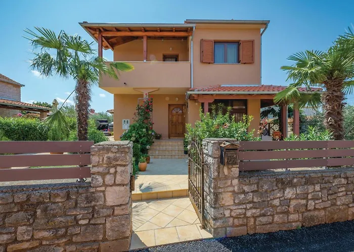 3 Bedroom Lovely In * 罗维尼